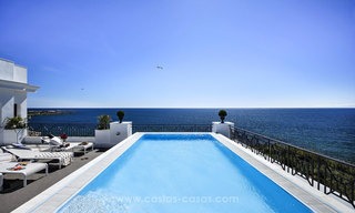 Beachfront luxe penthouse te koop, Estepona, Costa del Sol, Eerstelijn strand met zeezicht en privézwembad 9830 