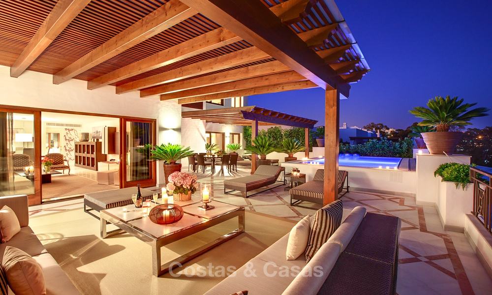 Beachfront luxe penthouse te koop, Estepona, Costa del Sol, Eerstelijn strand met zeezicht en privézwembad 9843