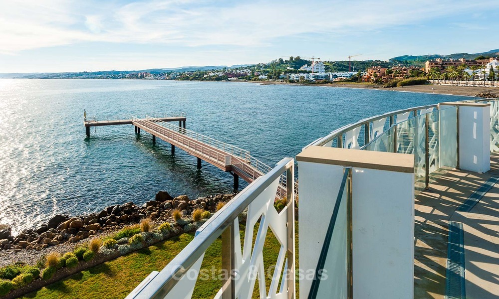 Beachfront luxe penthouse te koop, Estepona, Costa del Sol, Eerstelijn strand met zeezicht en privézwembad 7990