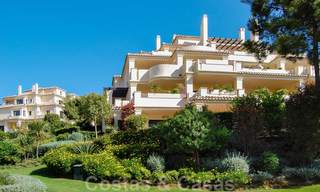 Capanes del Golf: Ruime luxe appartementen te koop omringd door de golfcourse, Marbella - Benahavis 23864 