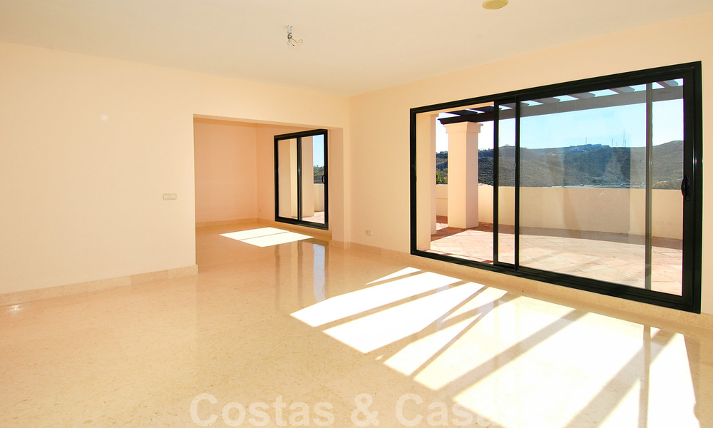 Capanes del Golf: Ruime luxe appartementen te koop omringd door de golfcourse, Marbella - Benahavis 23880