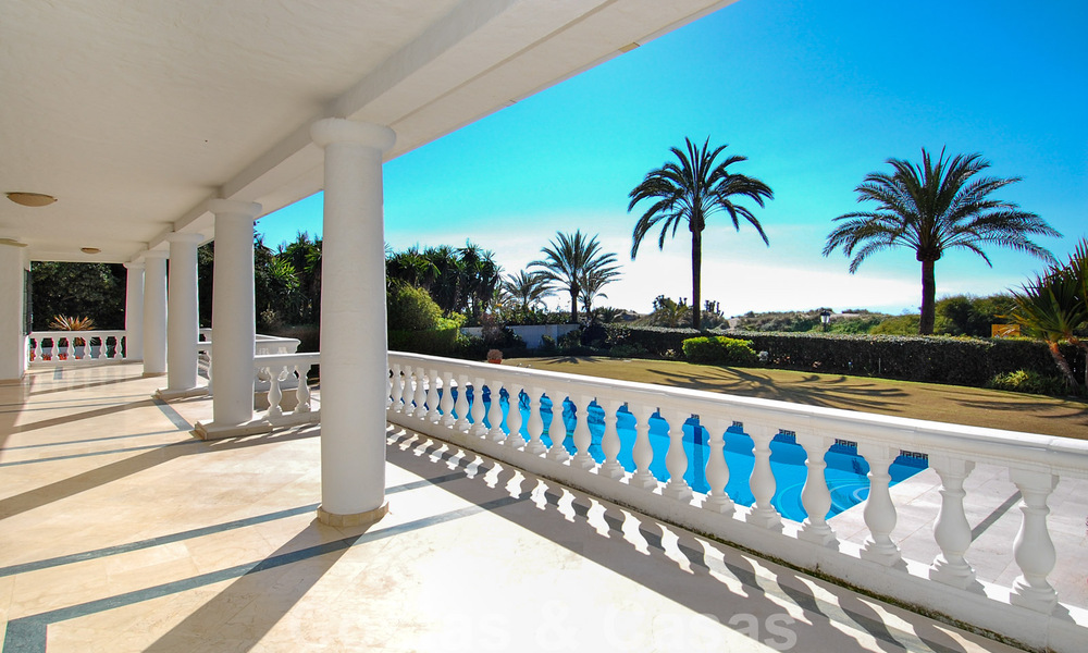 Exclusieve beachfront villa te koop in prestigieuze urbanisatie in oost Marbella 30518