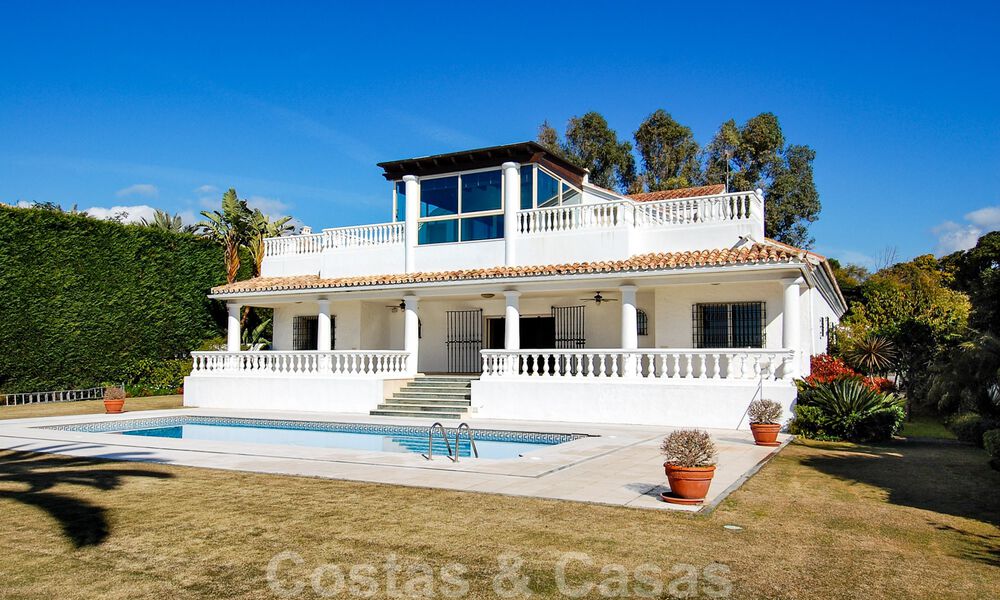 Exclusieve beachfront villa te koop in prestigieuze urbanisatie in oost Marbella 30523