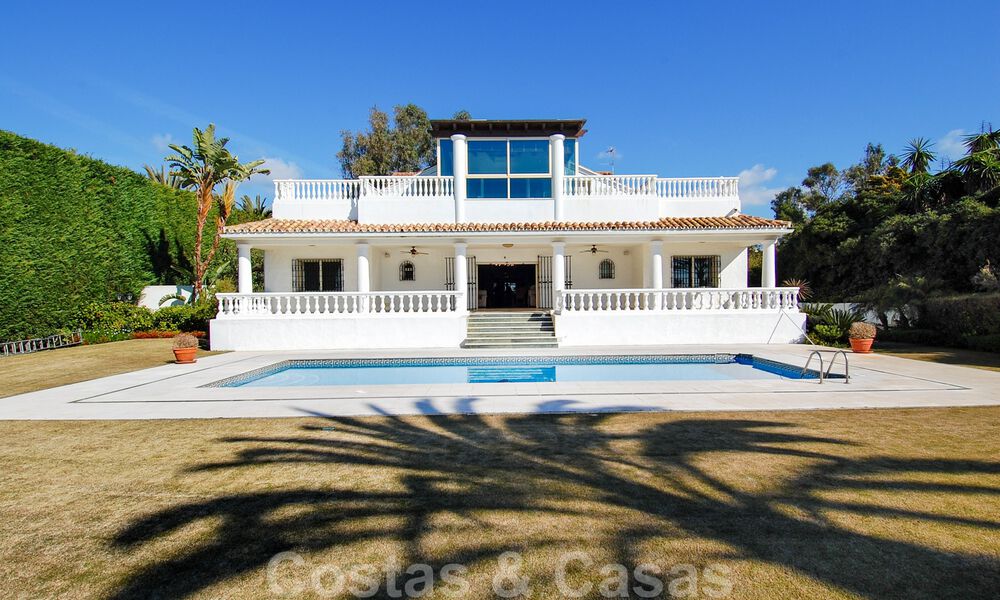 Exclusieve beachfront villa te koop in prestigieuze urbanisatie in oost Marbella 30524