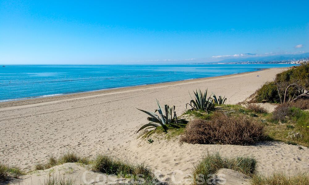 Exclusieve beachfront villa te koop in prestigieuze urbanisatie in oost Marbella 30533