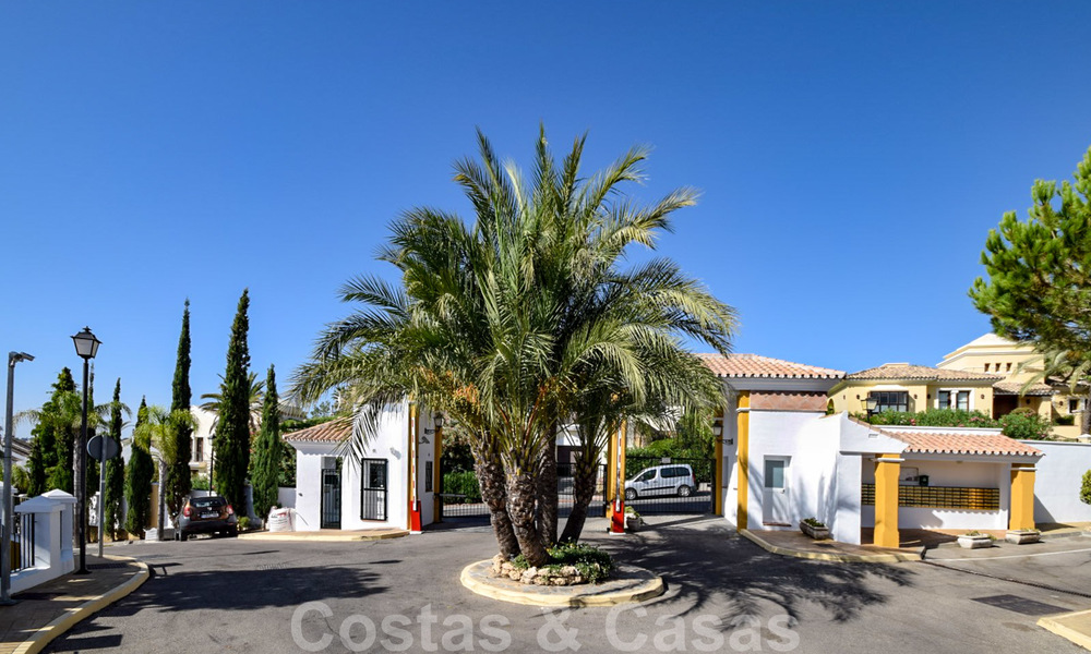 Goedkope appartementen te koop in een omheind resort in Nueva Andalucia te Marbella 20689