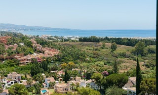 Appartementen te koop op wandelafstand van alle voorzieningen en Puerto Banus en zeezicht in Nueva Andalucia, Marbella 1140 