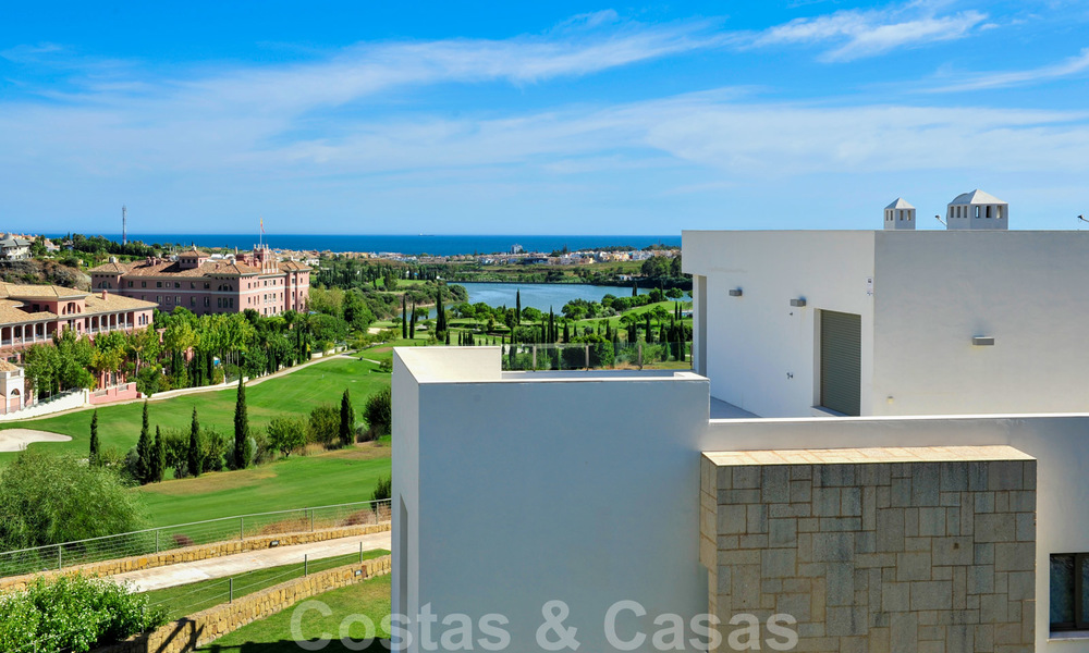 Moderne luxe eerstelijnsgolf appartementen met schitterend golf- en zeezicht te koop in Marbella - Benahavis 23893