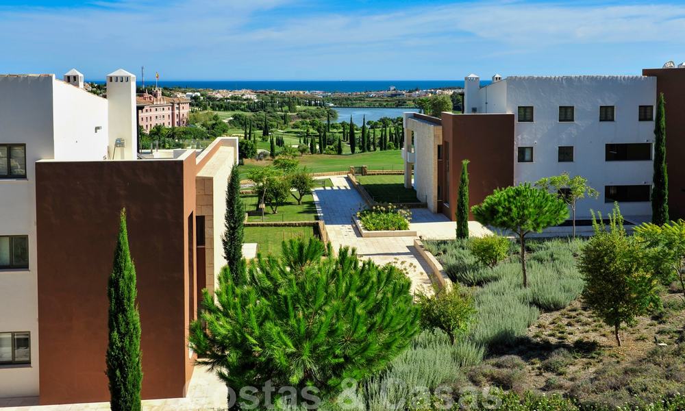 TEE 6: Mondaine eerstelijnsgolf appartementen met prachtig golf- en zeezicht te koop in Los Flamingos Golf in Marbella - Benahavis 23940