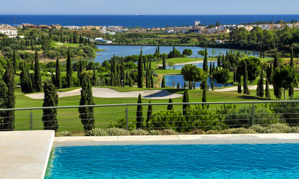 TEE 6: Mondaine eerstelijnsgolf appartementen met prachtig golf- en zeezicht te koop in Los Flamingos Golf in Marbella - Benahavis 23951