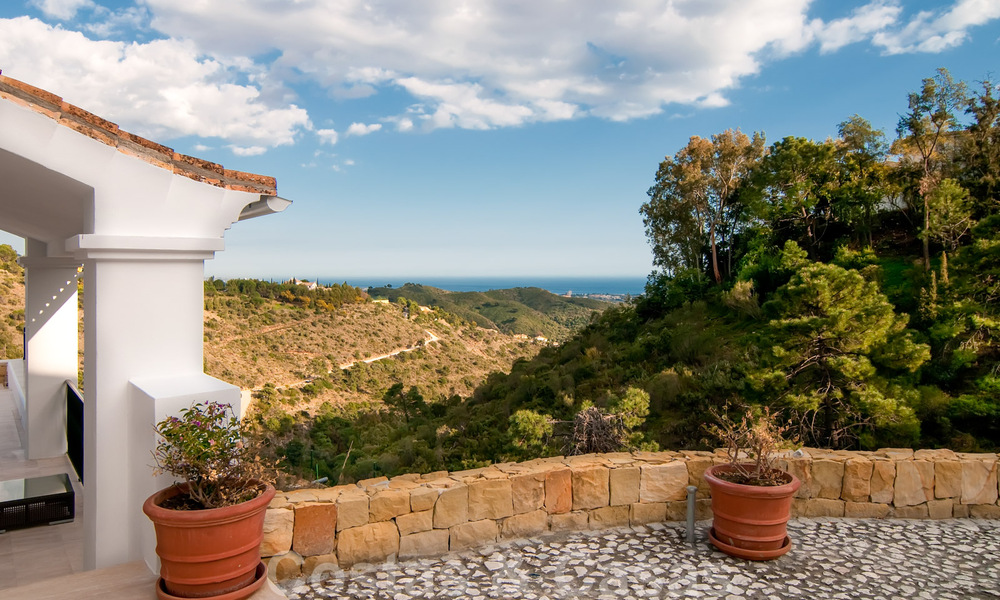 Exclusieve villa in een modern-Andalusische stijl te koop in een gated en secure community, Marbella - Benahavis 29480