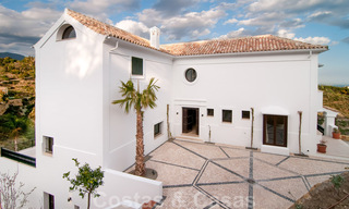Exclusieve villa in een modern-Andalusische stijl te koop in een gated en secure community, Marbella - Benahavis 29484 
