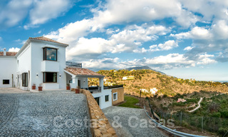 Exclusieve villa in een modern-Andalusische stijl te koop in een gated en secure community, Marbella - Benahavis 29488 