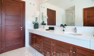 Exclusieve villa in een modern-Andalusische stijl te koop in een gated en secure community, Marbella - Benahavis 29523 