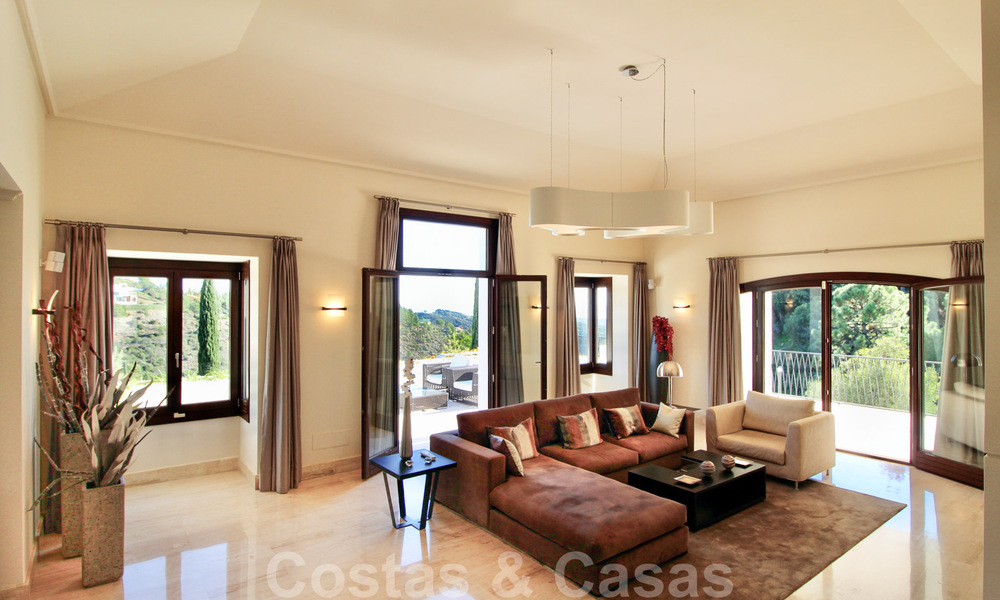 Exclusieve villa in een modern-Andalusische stijl te koop in een gated en secure community, Marbella - Benahavis 31581