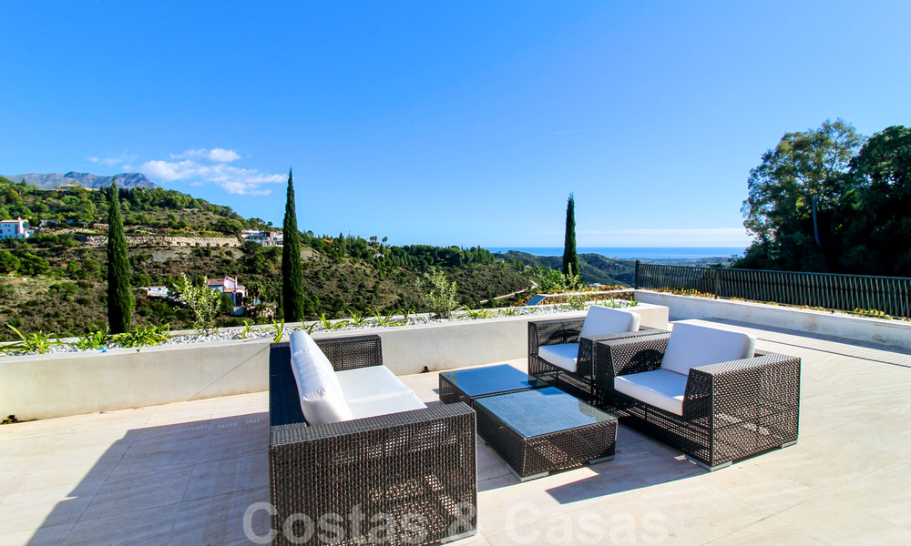 Exclusieve villa in een modern-Andalusische stijl te koop in een gated en secure community, Marbella - Benahavis 31585