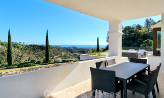 Exclusieve villa in een modern-Andalusische stijl te koop in een gated en secure community, Marbella - Benahavis 31587 