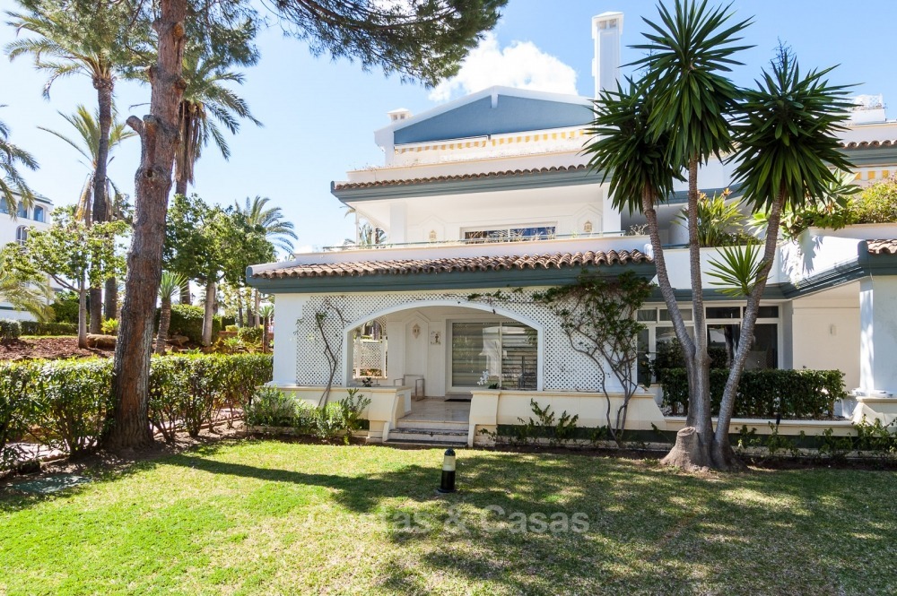 Appartementen te koop in een prestigieus eerstelijn strand complex, New Golden Mile, Marbella - Estepona 11021