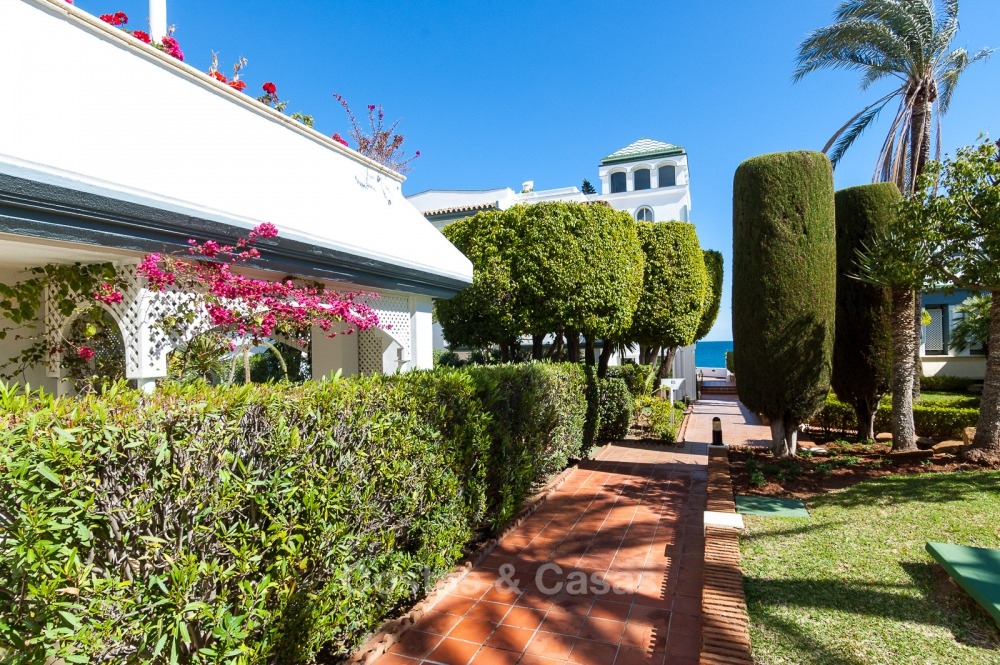 Appartementen te koop in een prestigieus eerstelijn strand complex, New Golden Mile, Marbella - Estepona 11023