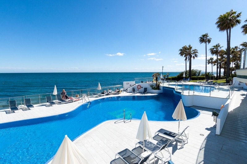 Appartementen te koop in een prestigieus eerstelijn strand complex, New Golden Mile, Marbella - Estepona 11025 