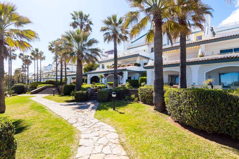 Appartementen te koop in een prestigieus eerstelijn strand complex, New Golden Mile, Marbella - Estepona 11027