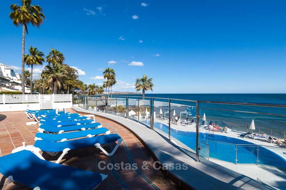 Appartementen te koop in een prestigieus eerstelijn strand complex, New Golden Mile, Marbella - Estepona 11029