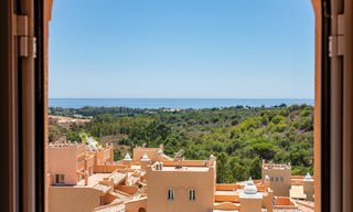 Appartementen te koop met ruime terrassen en zeezicht in Elviria, oost Marbella 20270 