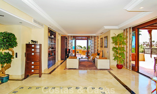 Exclusief eerstelijnstrand penthouse appartement te koop, New Golden Mile, tussen Marbella en Estepona 23203 