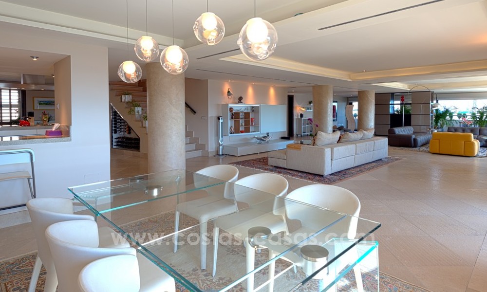 Uniek en exclusief penthouse appartement in moderne stijl te koop in Marbella op de Golden Mile en vlakbij het centrum 22417