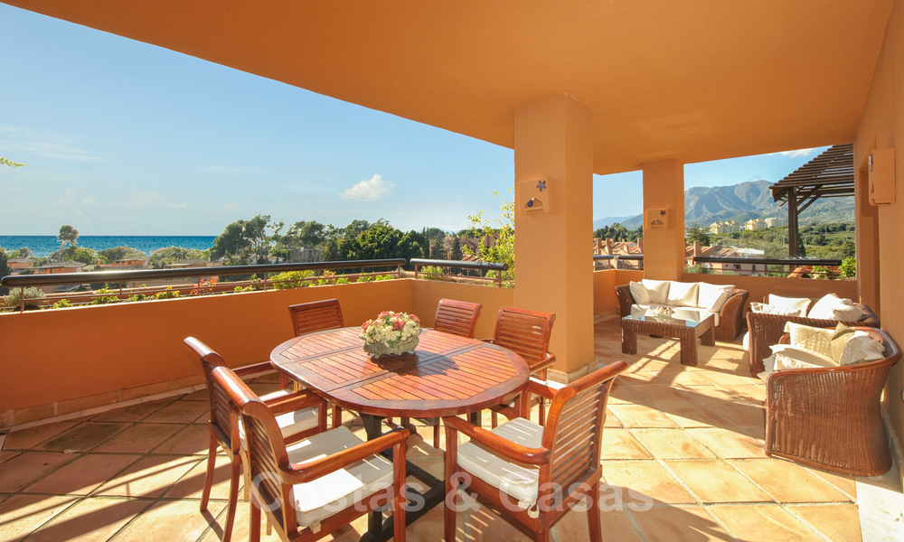Luxe appartementen te koop in een prestigieuze strandwijk en exclusief complex, net ten oosten van de stad Marbella 22955