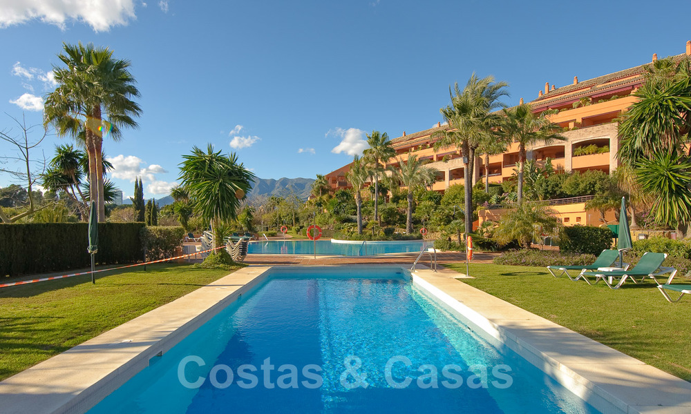 Luxe appartementen te koop in een prestigieuze strandwijk en exclusief complex, net ten oosten van de stad Marbella 22961