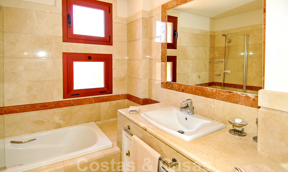 Luxe appartementen te koop in een prestigieuze strandwijk en exclusief complex, net ten oosten van de stad Marbella 22972