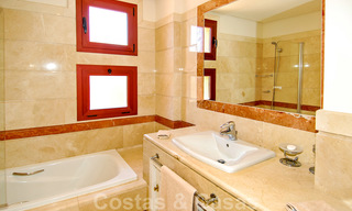 Luxe appartementen te koop in een prestigieuze strandwijk en exclusief complex, net ten oosten van de stad Marbella 22972 