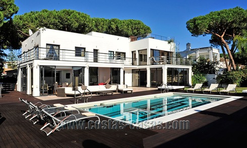 Luxevilla in moderne stijl te koop gelegen direct aan het duinenstrand in Marbella 5413