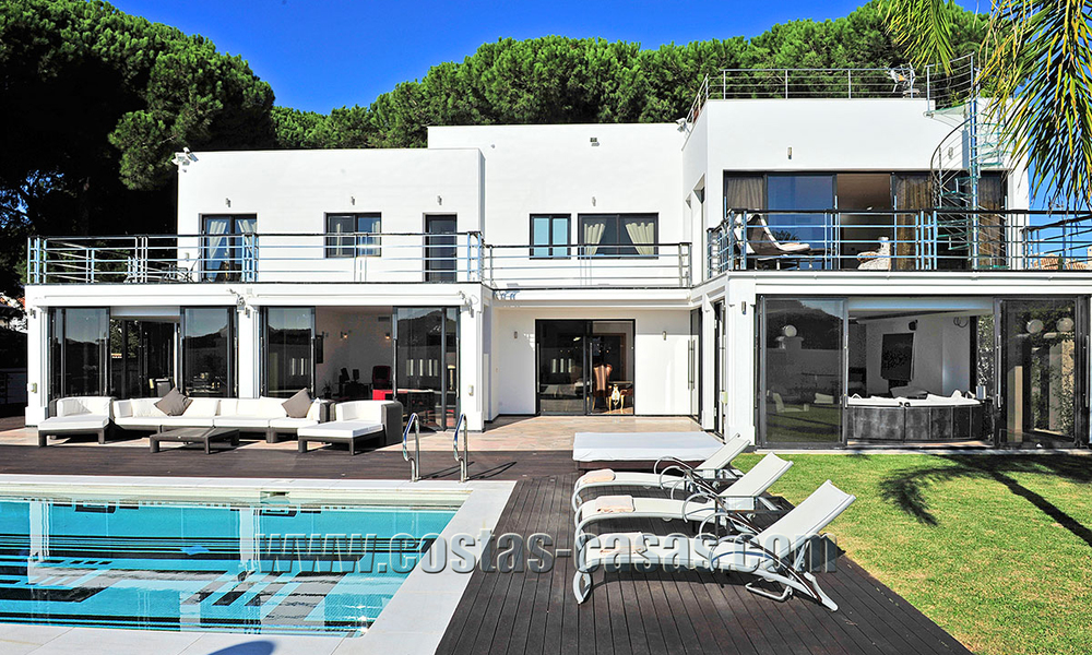 Luxe villa in moderne stijl te koop gelegen direct aan het duinenstrand in Marbella 5417