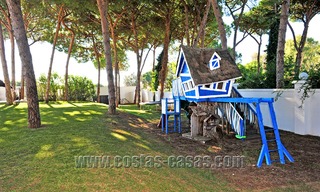 Luxe villa in moderne stijl te koop gelegen direct aan het duinenstrand in Marbella 5419 