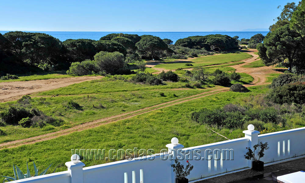 Luxe villa in moderne stijl te koop gelegen direct aan het duinenstrand in Marbella 5420