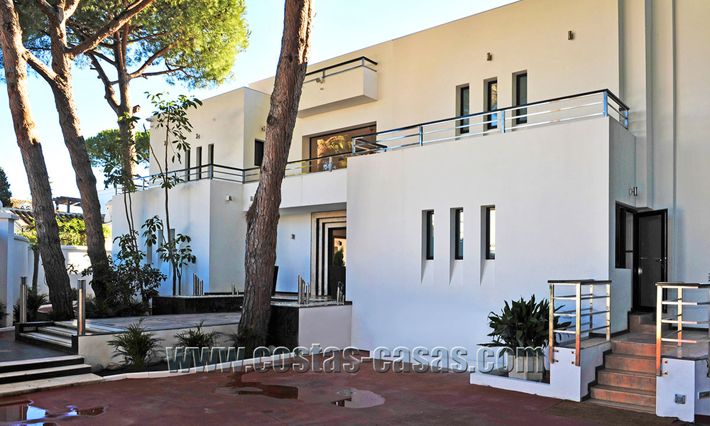 Luxevilla in moderne stijl te koop gelegen direct aan het duinenstrand in Marbella 5425