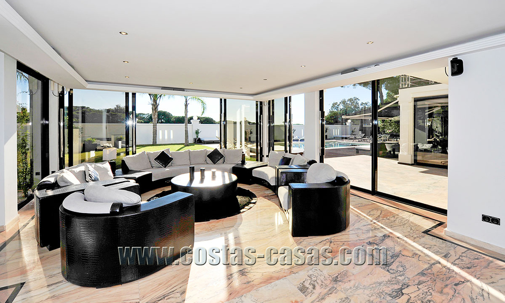 Luxe villa in moderne stijl te koop gelegen direct aan het duinenstrand in Marbella 5427