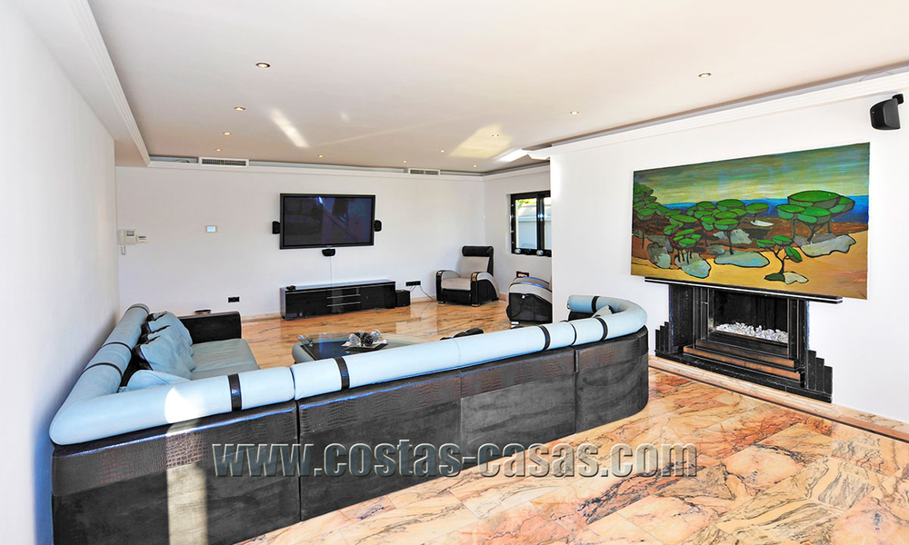 Luxe villa in moderne stijl te koop gelegen direct aan het duinenstrand in Marbella 5428