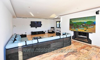 Luxe villa in moderne stijl te koop gelegen direct aan het duinenstrand in Marbella 5428 