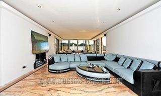 Luxe villa in moderne stijl te koop gelegen direct aan het duinenstrand in Marbella 5429 