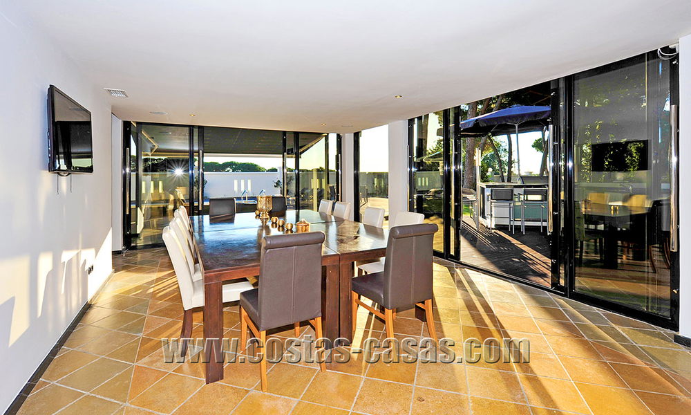 Luxevilla in moderne stijl te koop gelegen direct aan het duinenstrand in Marbella 5430
