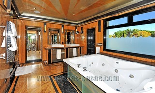 Luxe villa in moderne stijl te koop gelegen direct aan het duinenstrand in Marbella 5437 