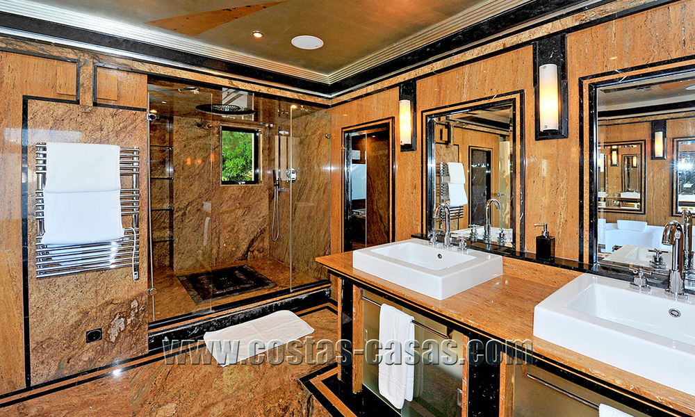 Luxe villa in moderne stijl te koop gelegen direct aan het duinenstrand in Marbella 5438