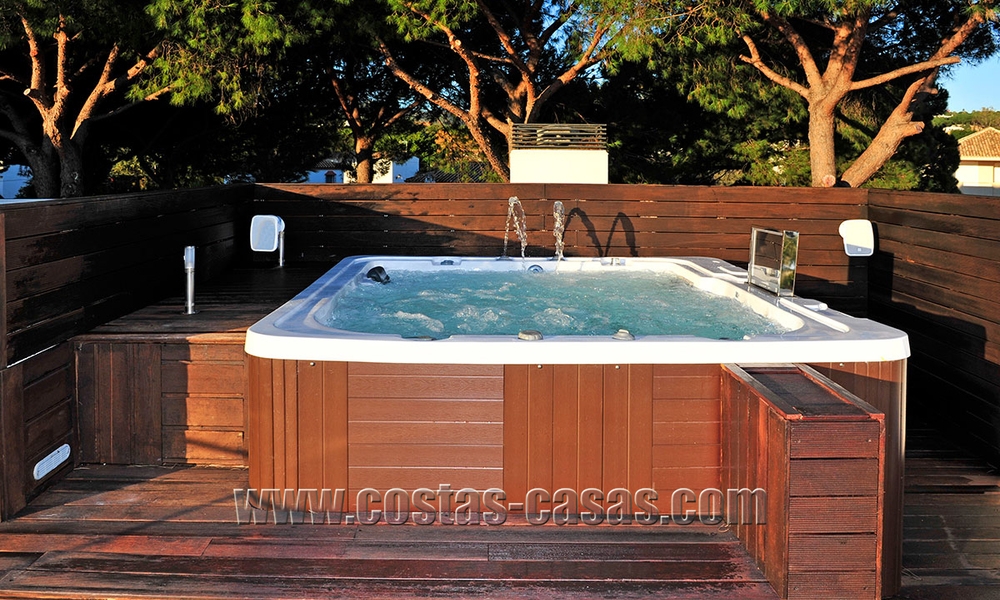 Luxe villa in moderne stijl te koop gelegen direct aan het duinenstrand in Marbella 5447
