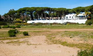Luxe villa in moderne stijl te koop gelegen direct aan het duinenstrand in Marbella 5453 