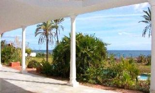 Eerstelijnstrand villa te koop - Estepona - Costa del Sol 2