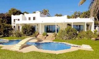 Eerstelijnstrand villa te koop - Estepona - Costa del Sol 1
